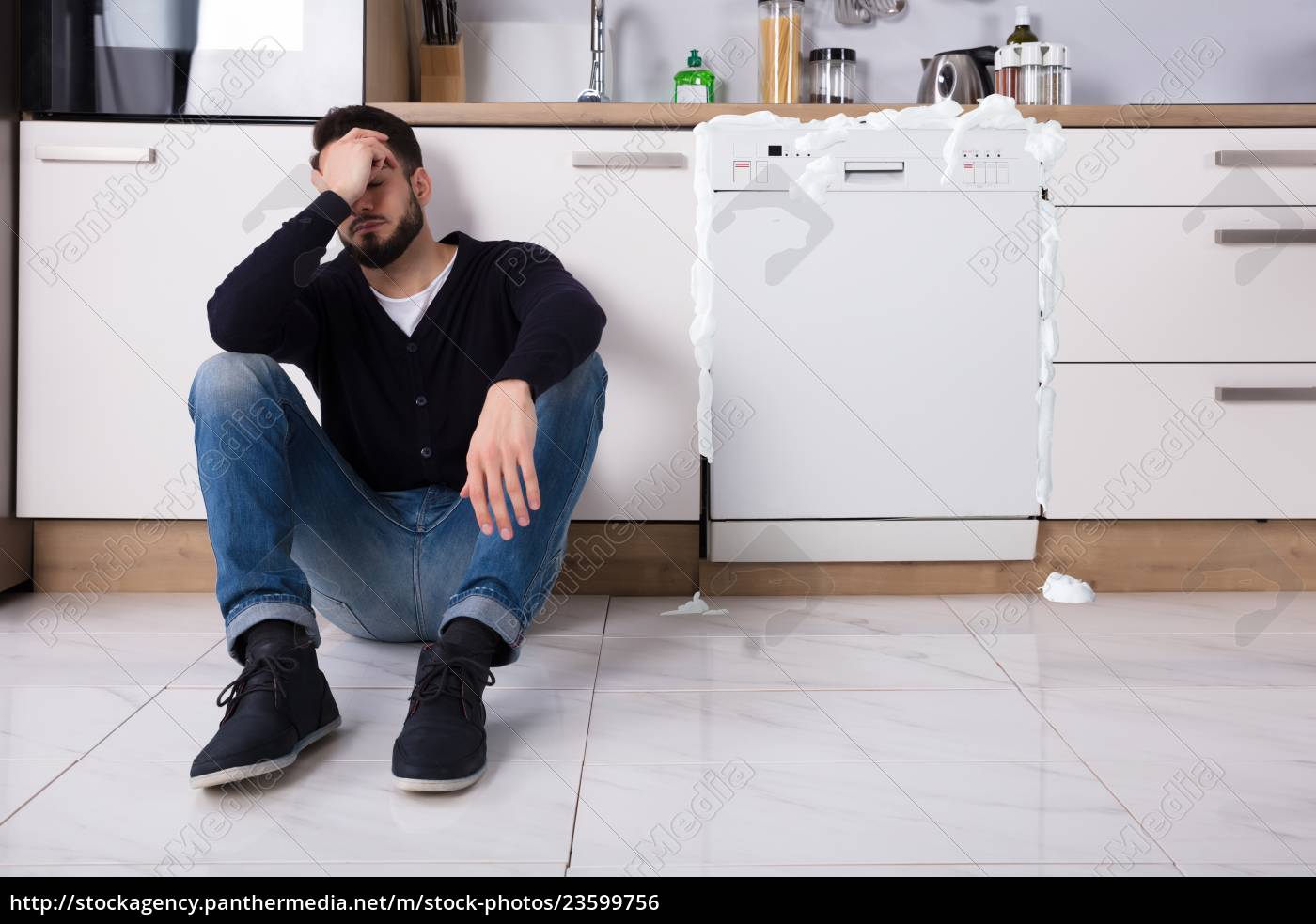 Homem chateado sentado ao lado da lava-louças - Stockphoto #23599756 |  Banco de Imagens Panthermedia