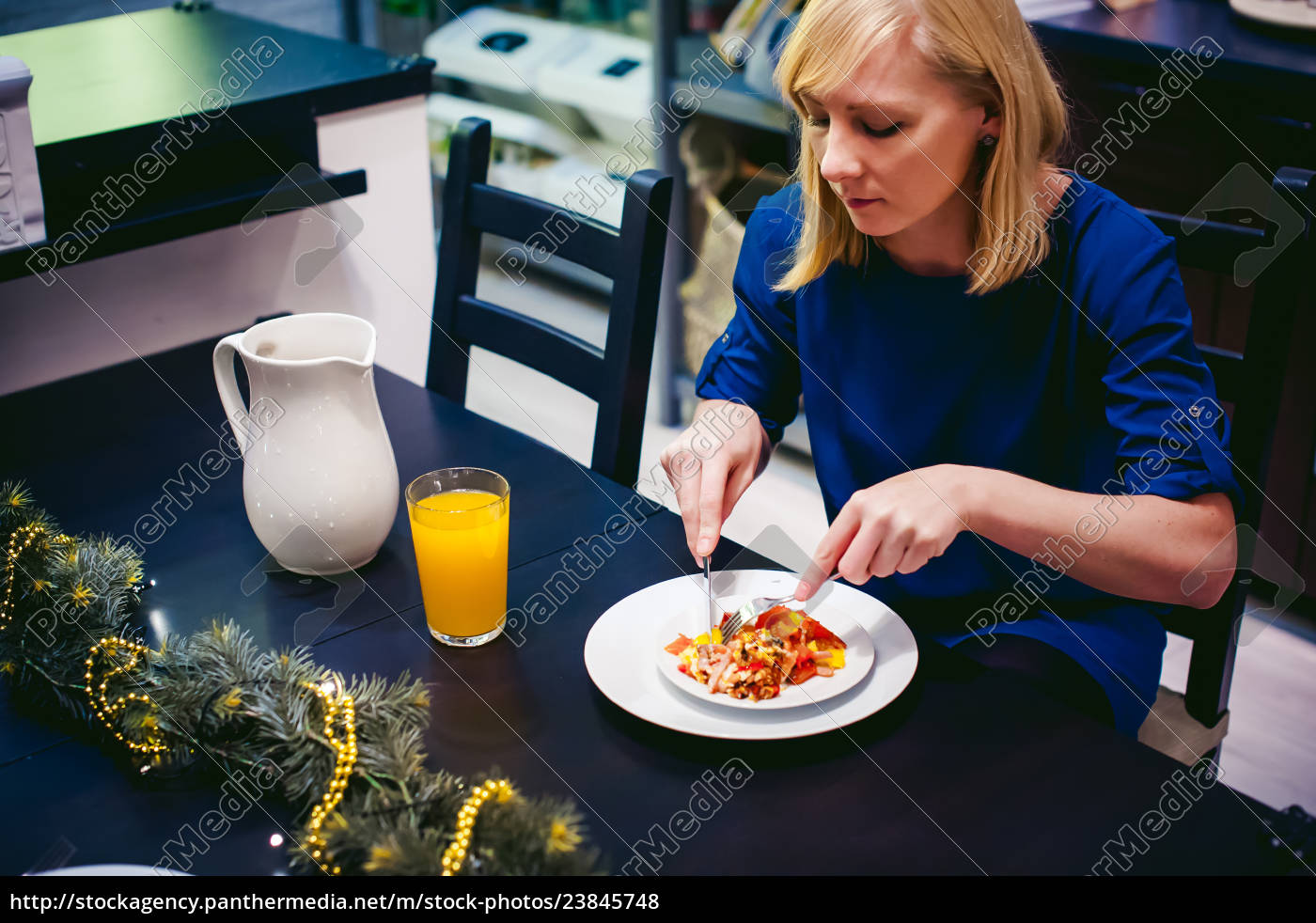 mulher comendo comida caseira de preparação própria - Stockphoto #23845748  | Banco de Imagens Panthermedia