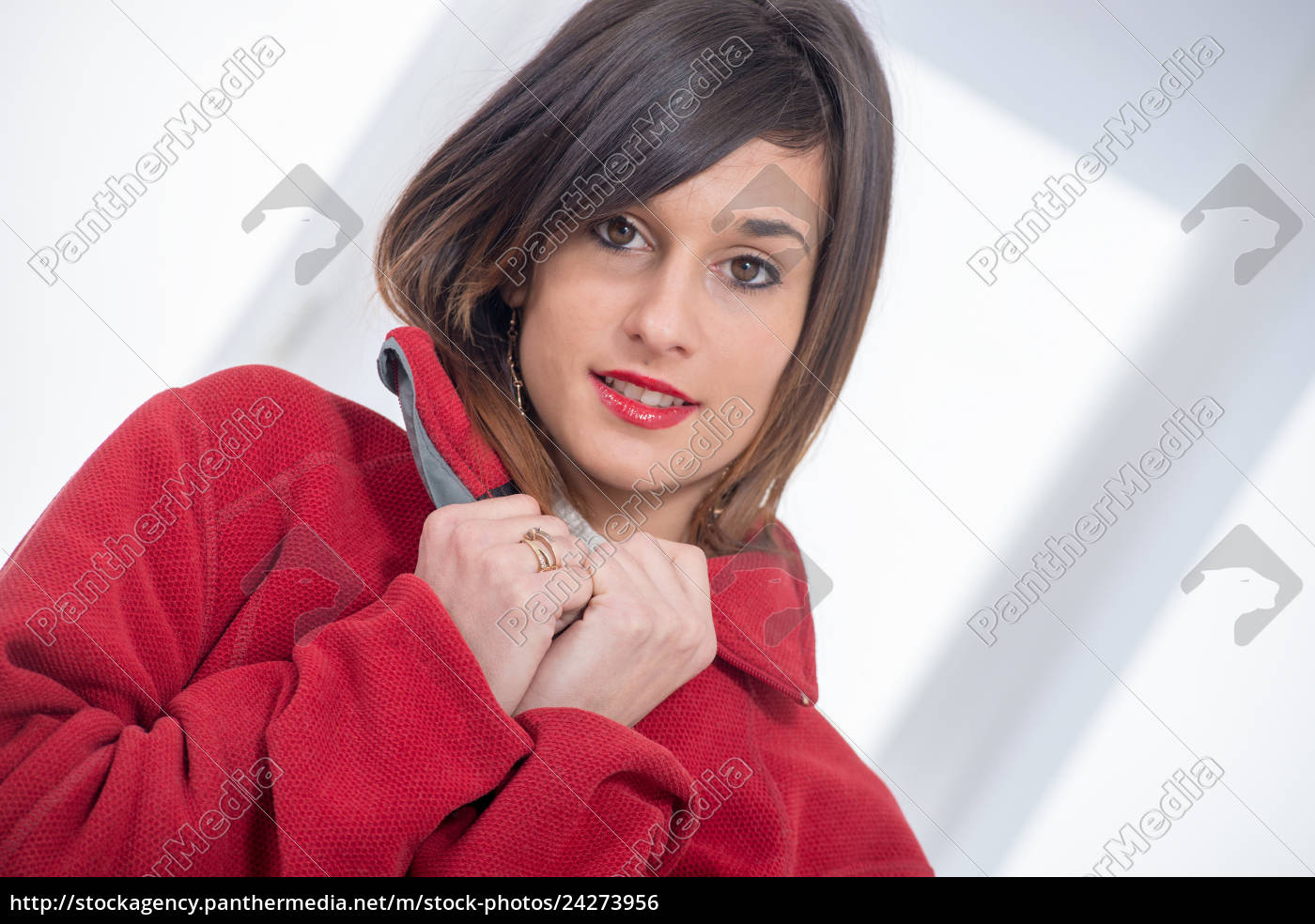 jovem mulher morena sorrindo com jaqueta vermelha - Stockphoto #24273956 |  Banco de Imagens Panthermedia