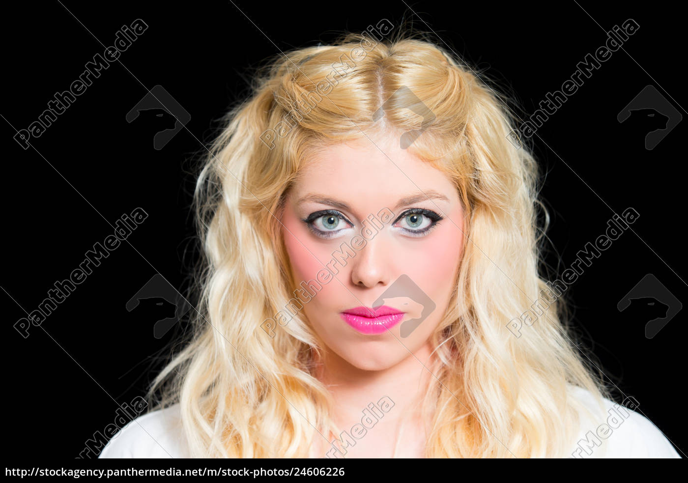 Mujer rubia con ojos azules sobre un fondo negro - Stockphoto #24606226 |  Agencia de stock PantherMedia