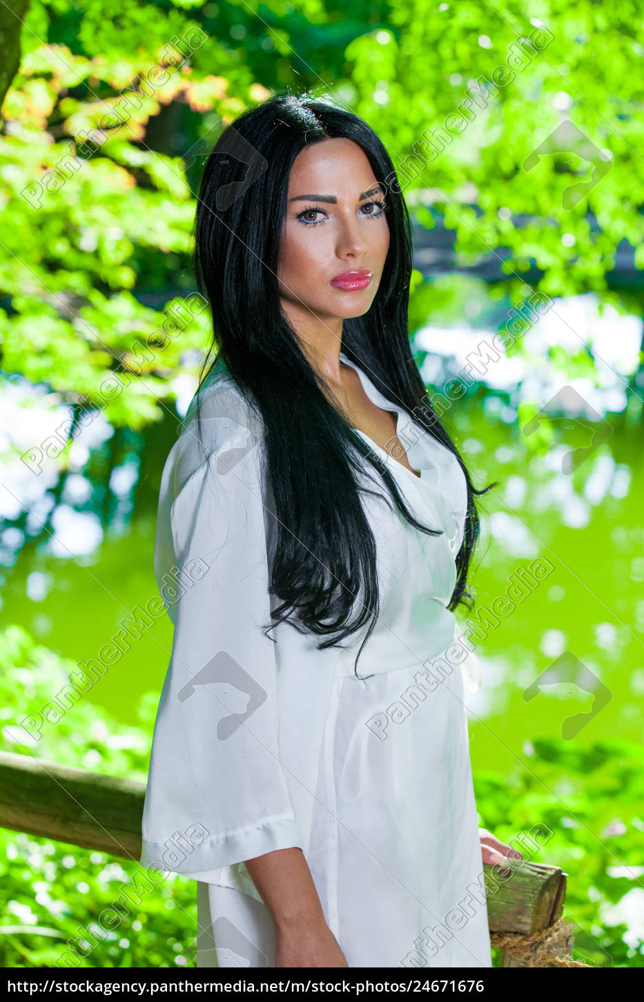 Mulher bonita na natureza - Stockphoto #24671676 | Banco de Imagens  Panthermedia