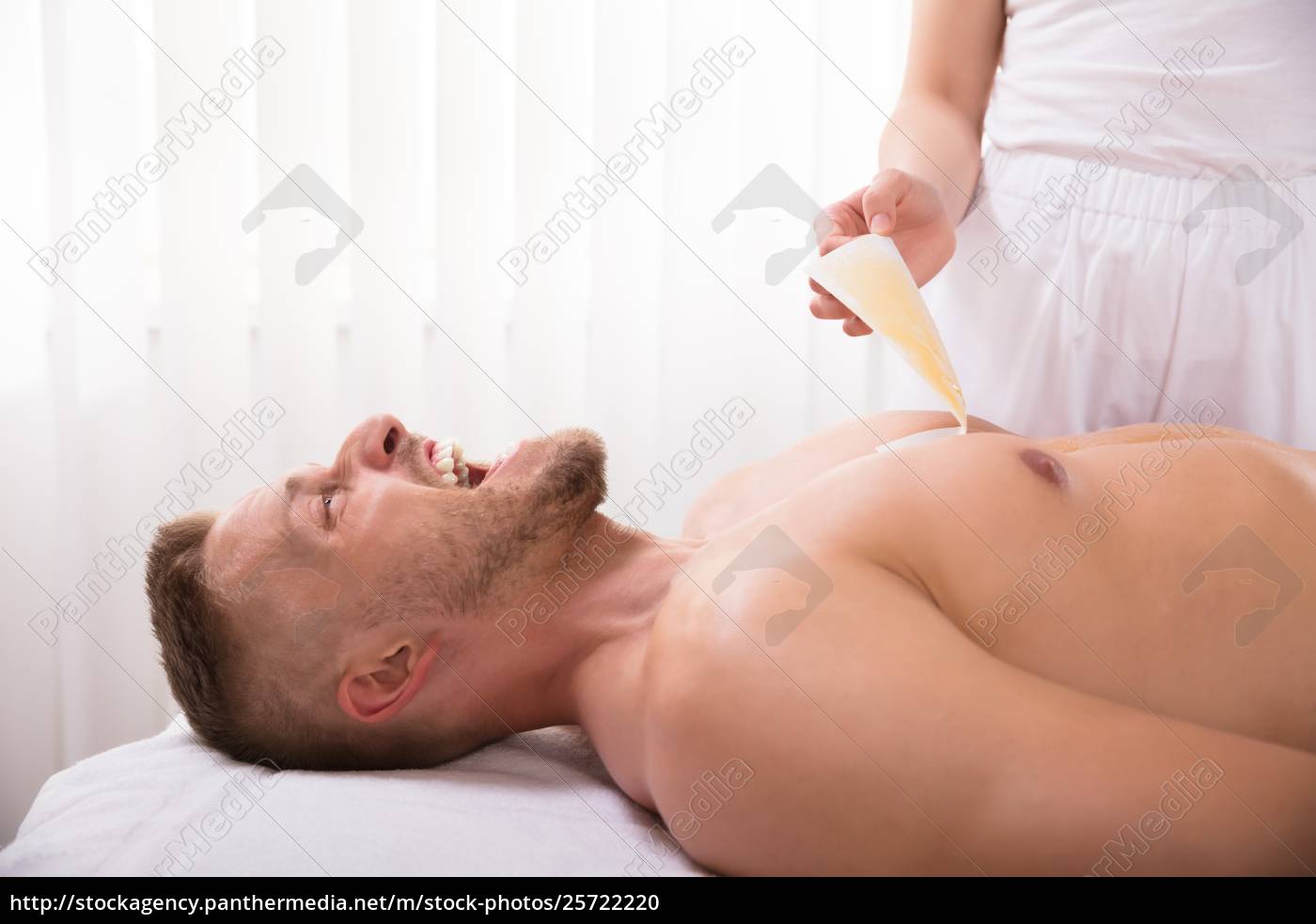 Esteticista depilando peito de homem - Stockphoto #25722220 | Banco de  Imagens Panthermedia