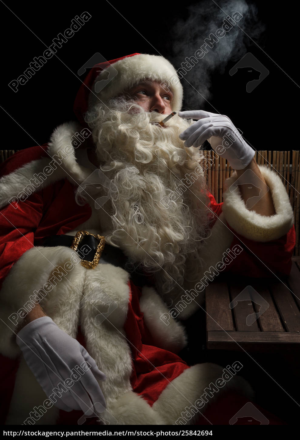 Papai Noel precisa de uma pequena pausa e fuma um - Stockphoto #25842694 |  Banco de Imagens Panthermedia