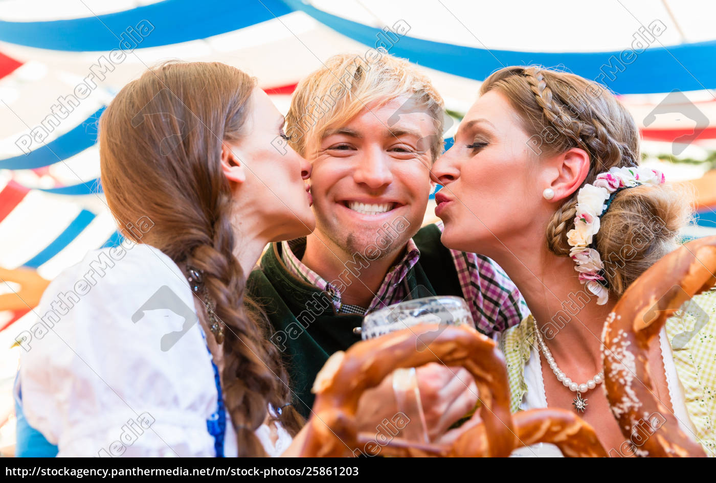 Dos mujeres besando a un hombre en una tienda de - Stockphoto #25861203 |  Agencia de stock PantherMedia