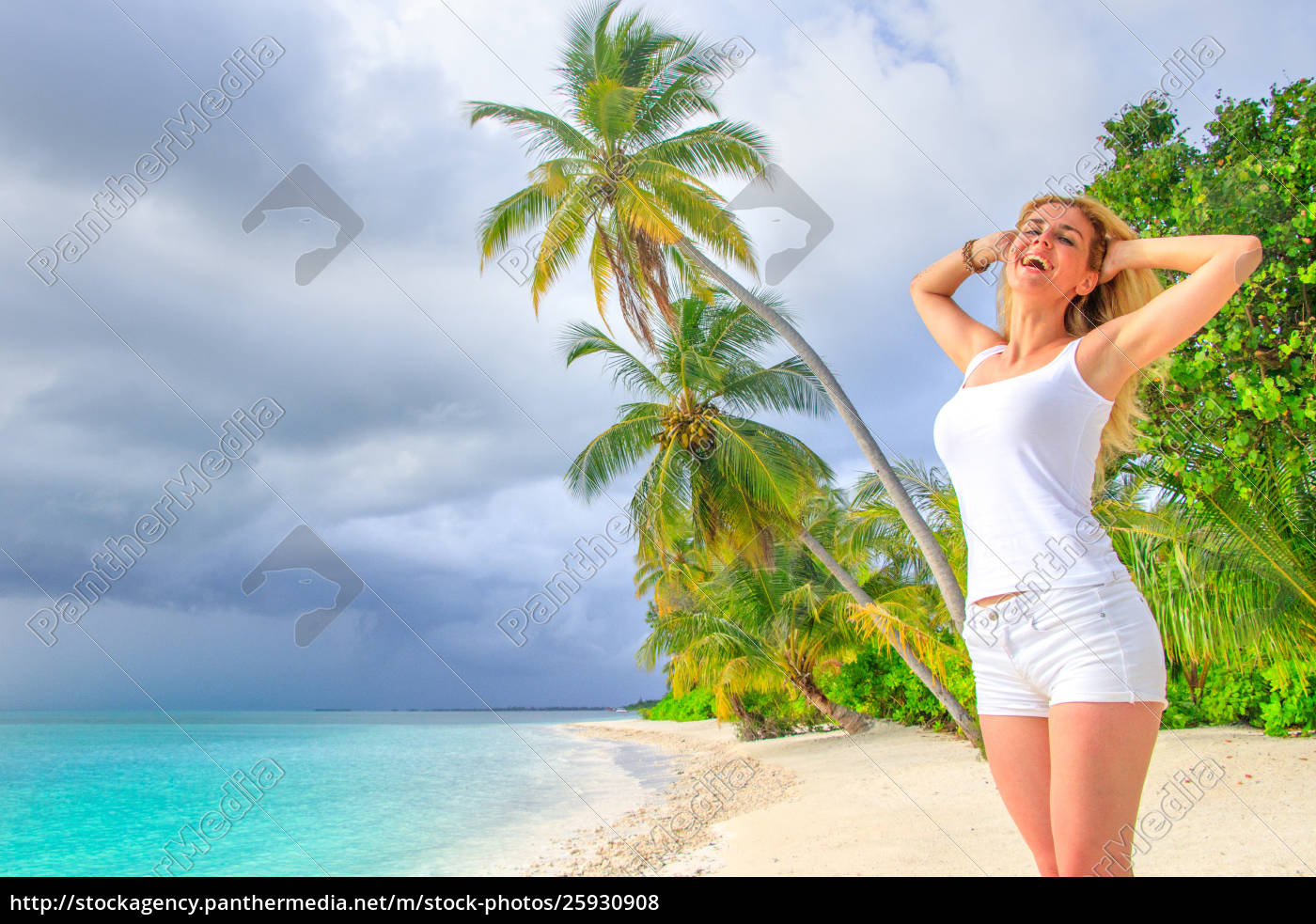 Mulher loira na praia das Maldivas - Stockphoto #25930908 | Banco de  Imagens Panthermedia