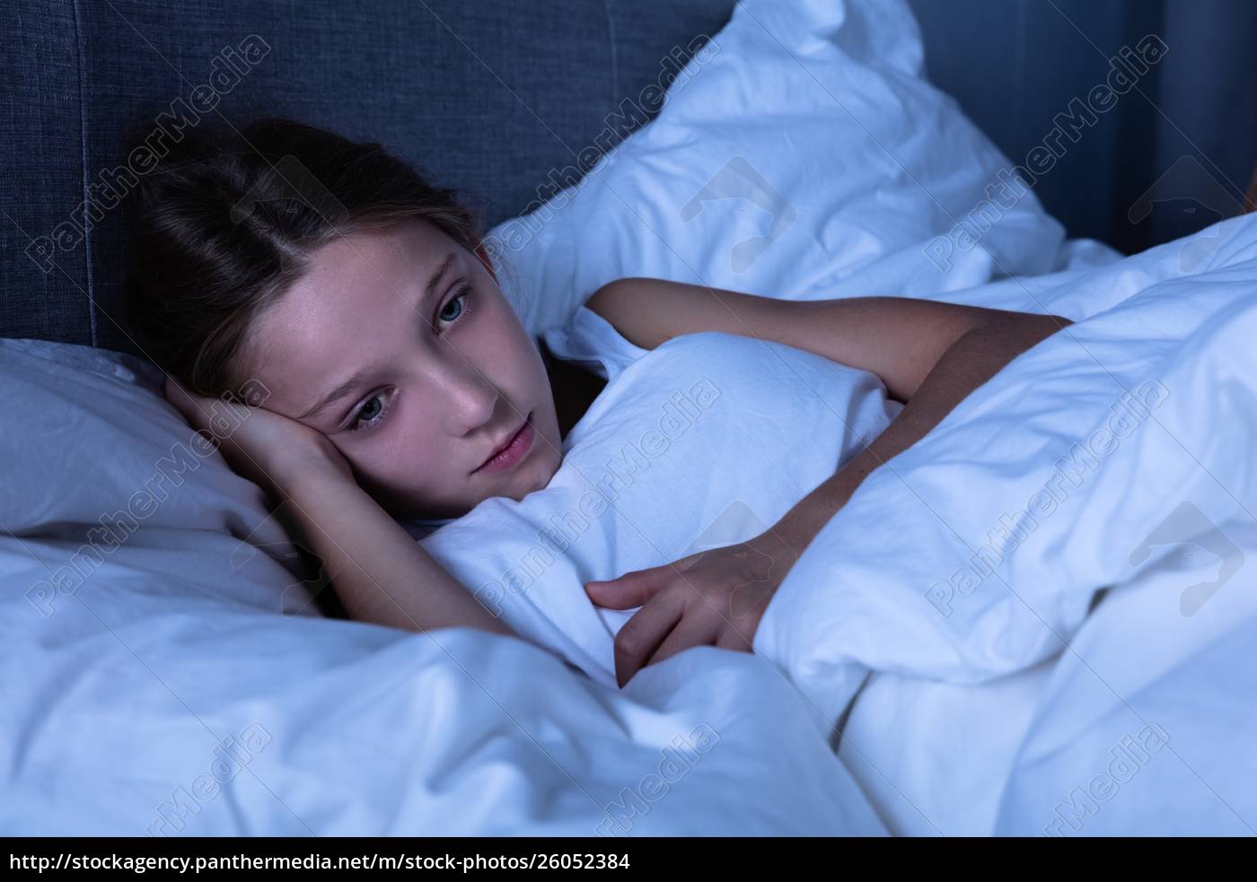 Chica acostada en la cama - Stockphoto #26052384 | Agencia de stock  PantherMedia