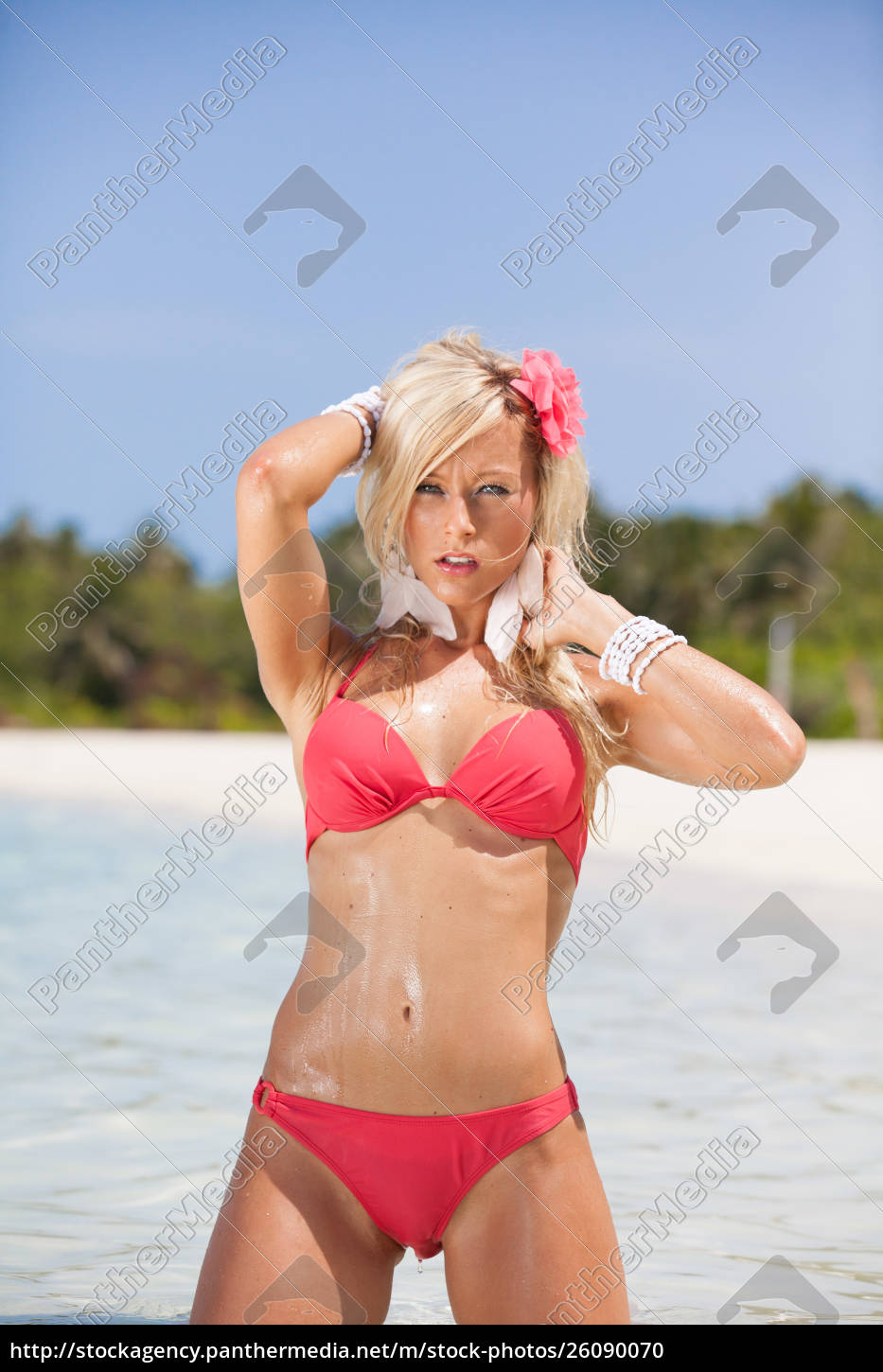 Loira com biquíni vermelho no mar nas Maldivas - Stockphoto #26090070 |  Banco de Imagens Panthermedia