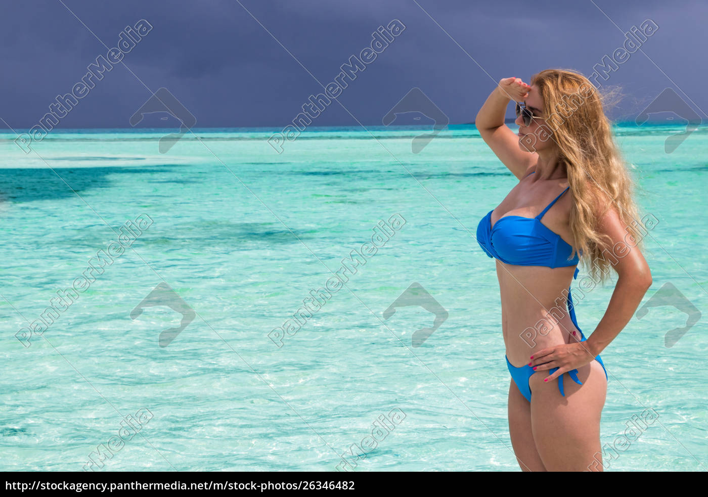 Garota Loira de biquíni azul no mar turquesa - Stockphoto #26346482 | Banco  de Imagens Panthermedia