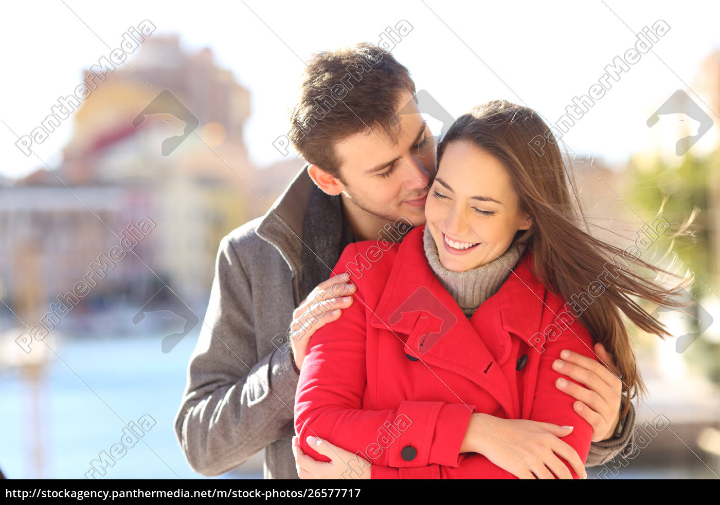 Hombre seduciendo a una mujer susurrando al oído - Stockphoto #26577717 |  Agencia de stock PantherMedia