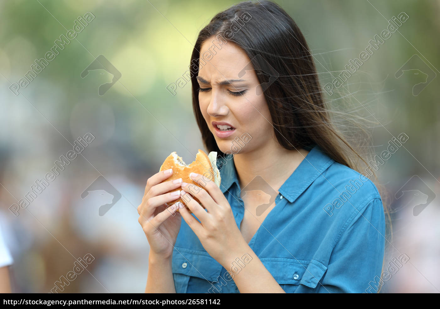 Mulher comendo um hambúrguer com mau gosto - Stockphoto #26581142 | Banco  de Imagens Panthermedia