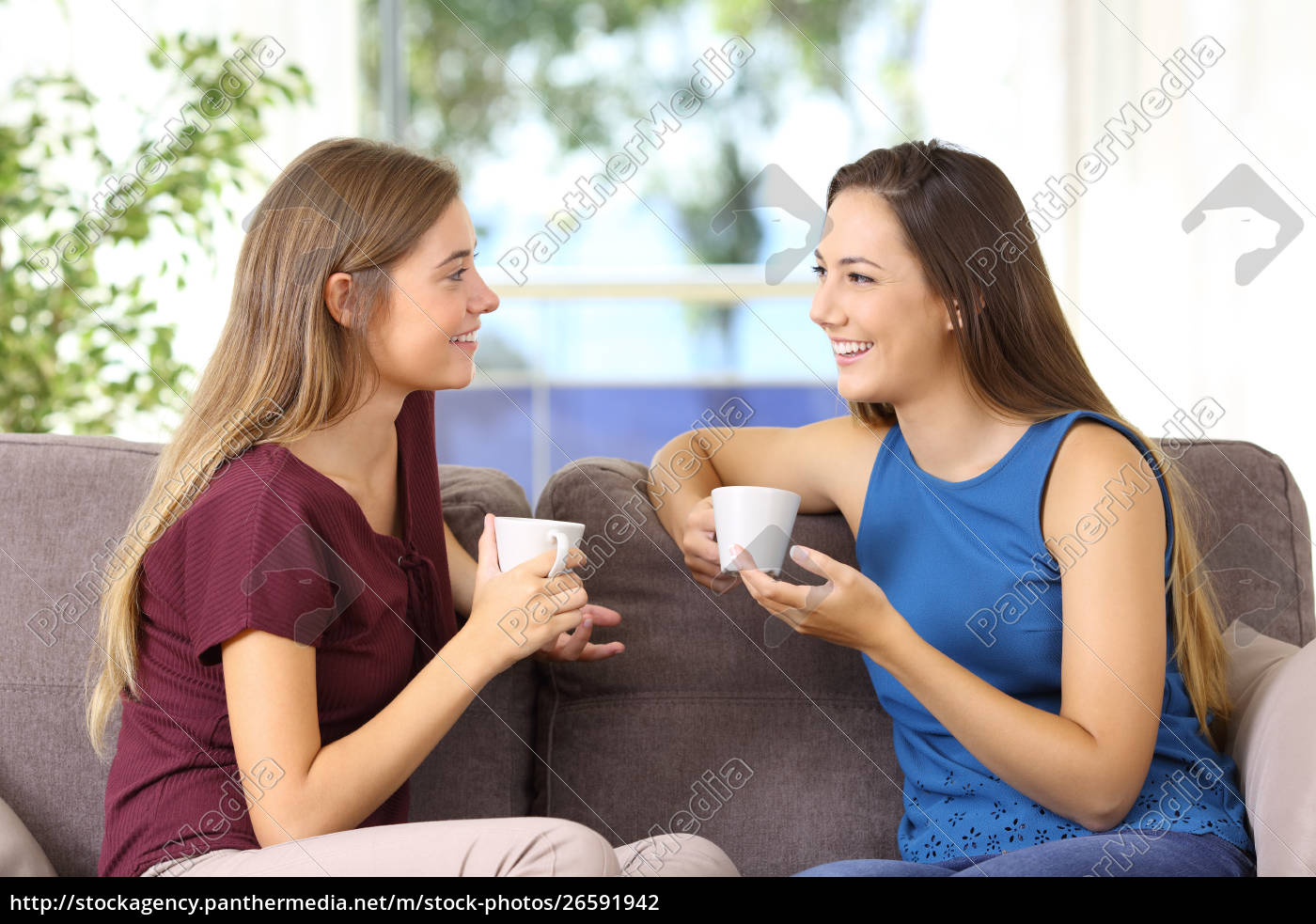 Dos chicas hablando y bebiendo en casa - Stockphoto #26591942 | Agencia de  stock PantherMedia