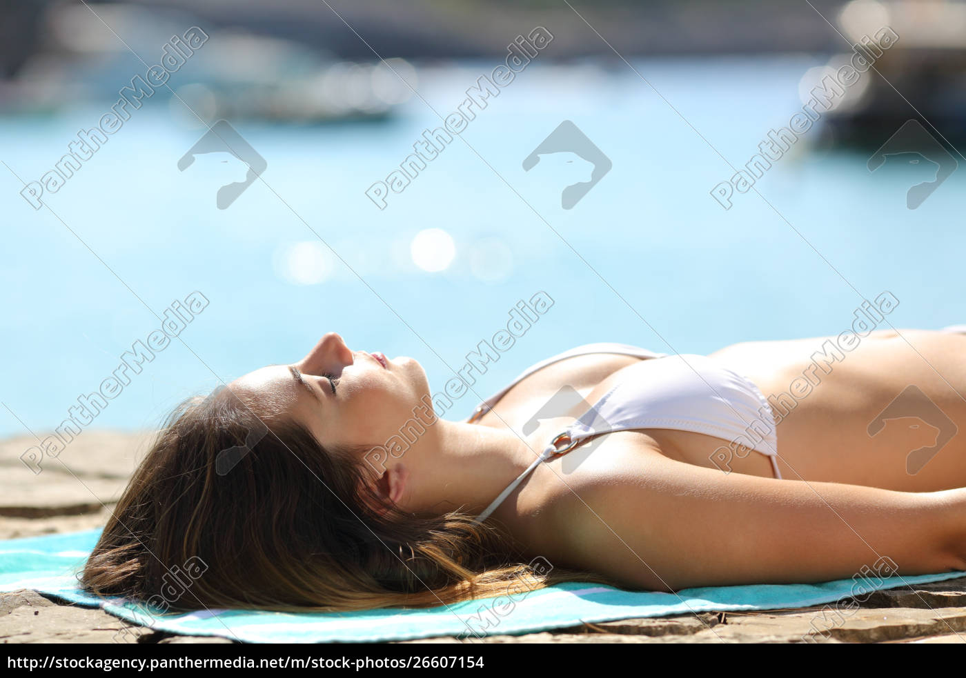 Mujer tomando el sol en la playa de vacaciones - Stockphoto #26607154 |  Agencia de stock PantherMedia