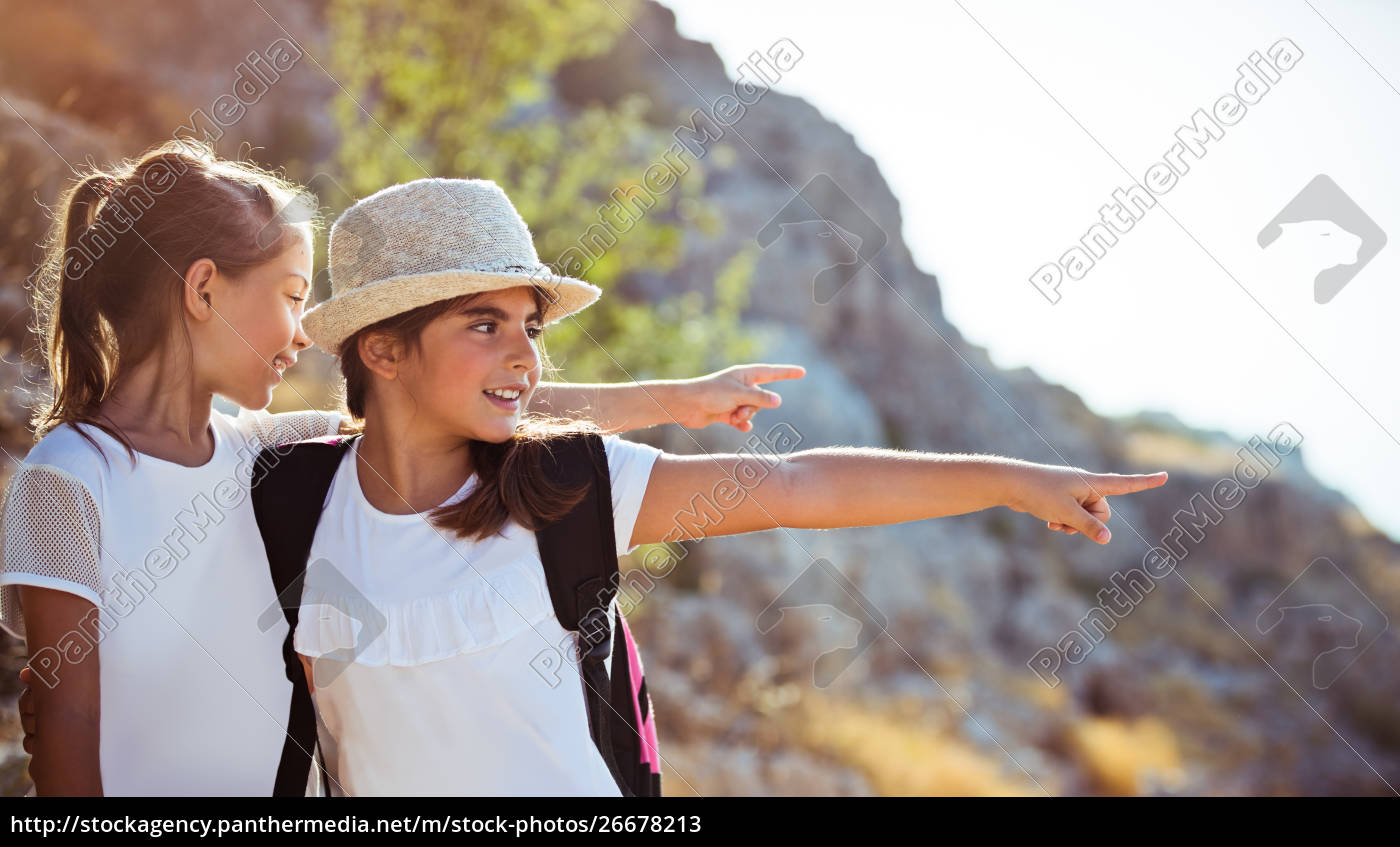 Due ragazze che si godono il tour a piedi in montagna - Foto stock  #26678213 | Comprate Immagini RF da Panthermedia