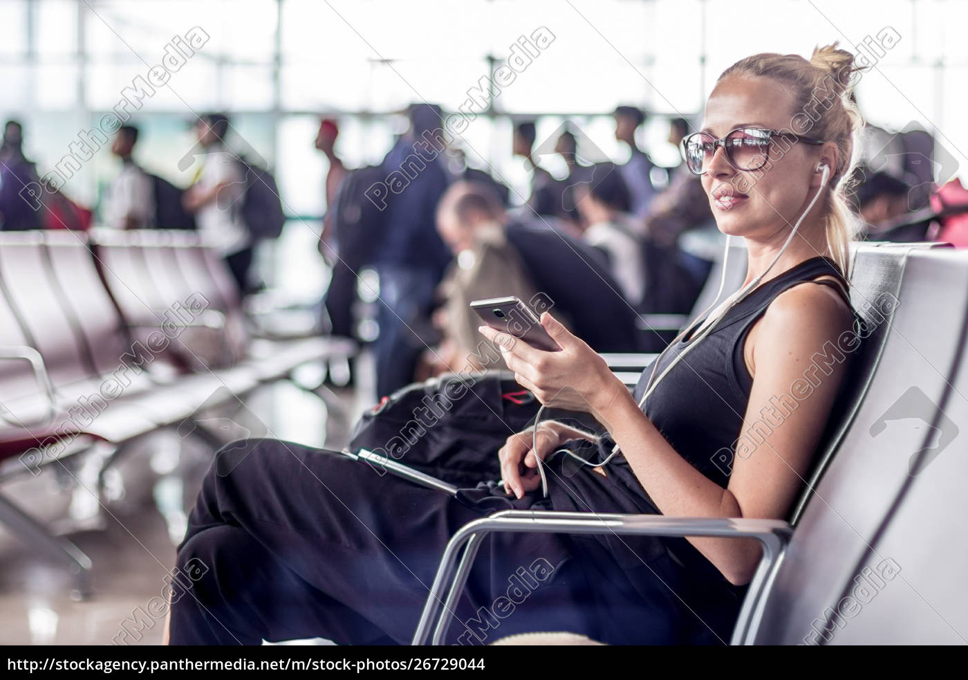 Viajante do sexo feminino falando ao celular enquanto - Stockphoto  #26729044 | Banco de Imagens Panthermedia