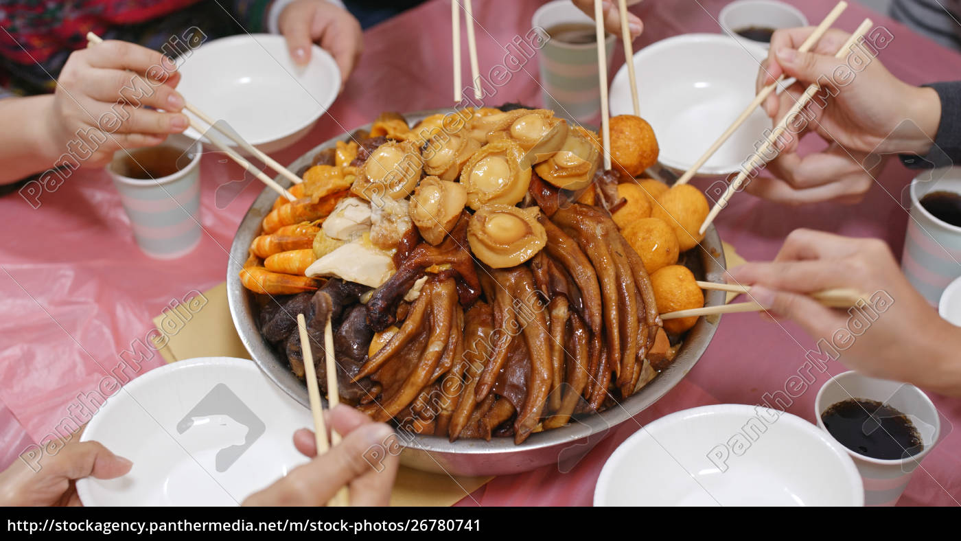 Família tradicional chinesa comendo grande festa de - Fotos de arquivo  #26780741 | Banco de Imagens Panthermedia