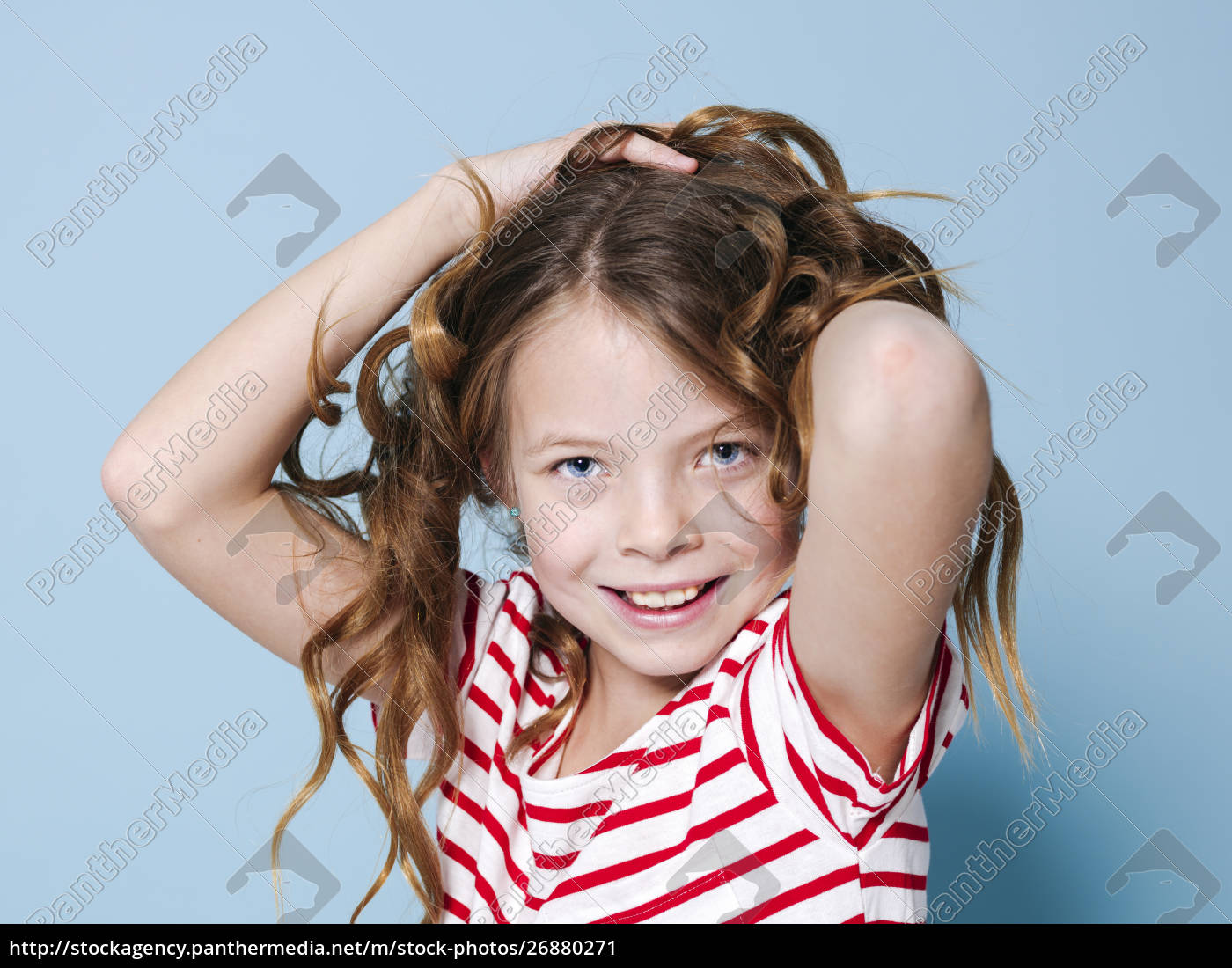 menina bonita com cabelo cacheado e camisa listrada - Fotos de arquivo  #26880271 | Banco de Imagens Panthermedia