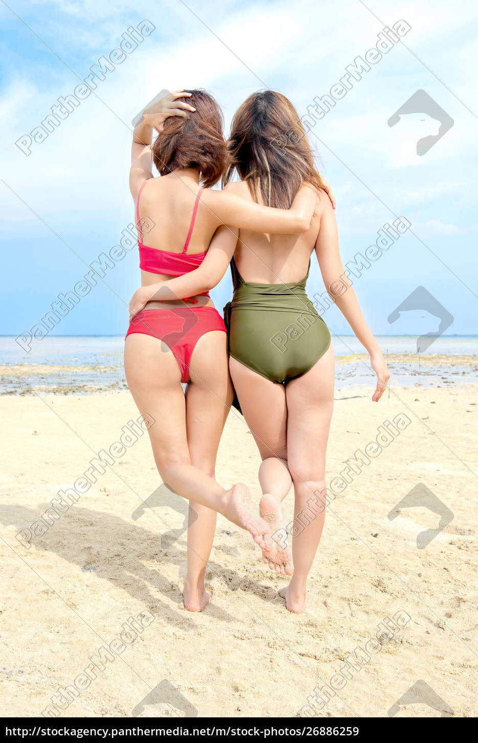 Vista trasera de dos chica sexy asiática en bikini y - Foto de archivo  #26886259 | Agencia de stock PantherMedia