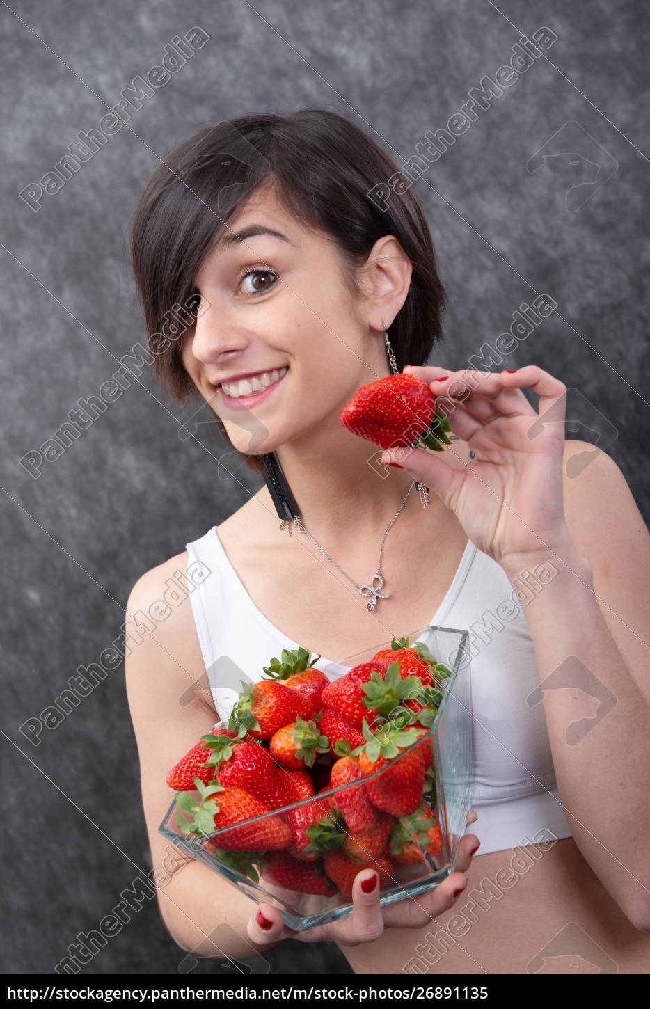 mulher morena muito jovem comendo morango - Fotos de arquivo #26891135 |  Banco de Imagens Panthermedia