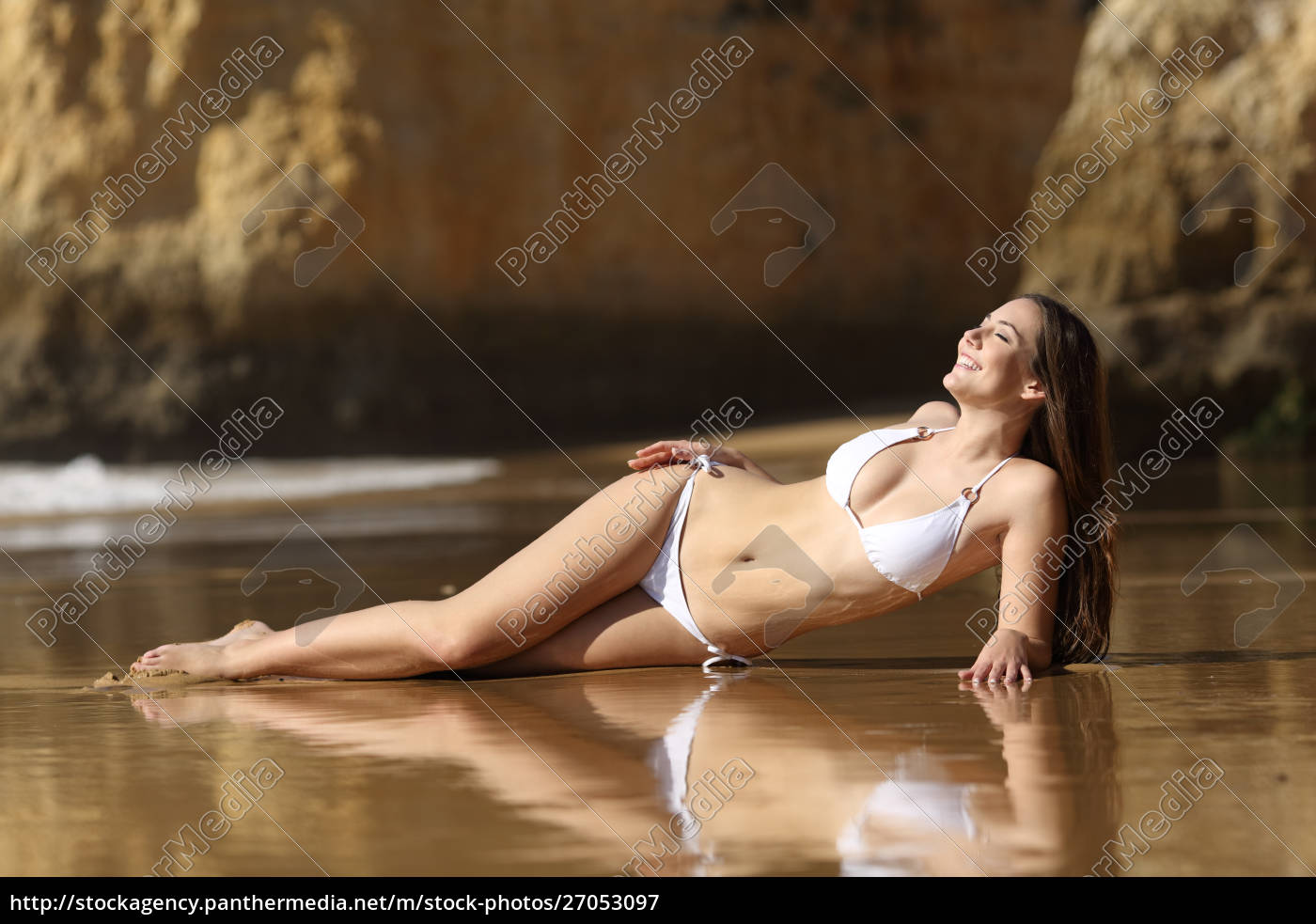 Hermosa mujer en bikini posando en la playa - Stockphoto #27053097 |  Agencia de stock PantherMedia