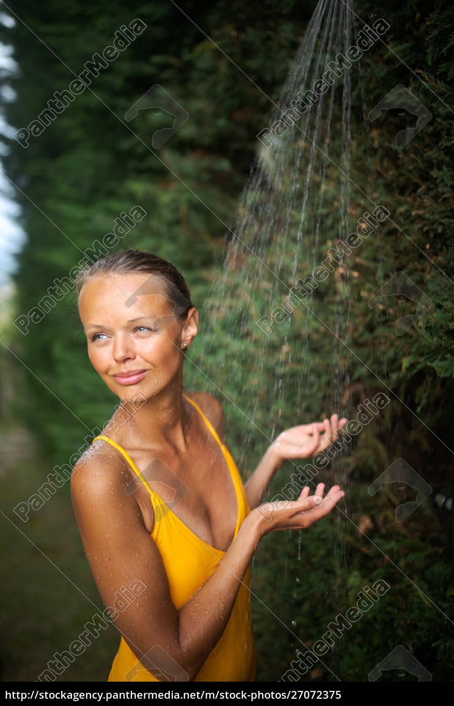 Linda jovem tomando banho ao ar livre. Uma jovem - Stockphoto #27072375 |  Banco de Imagens Panthermedia