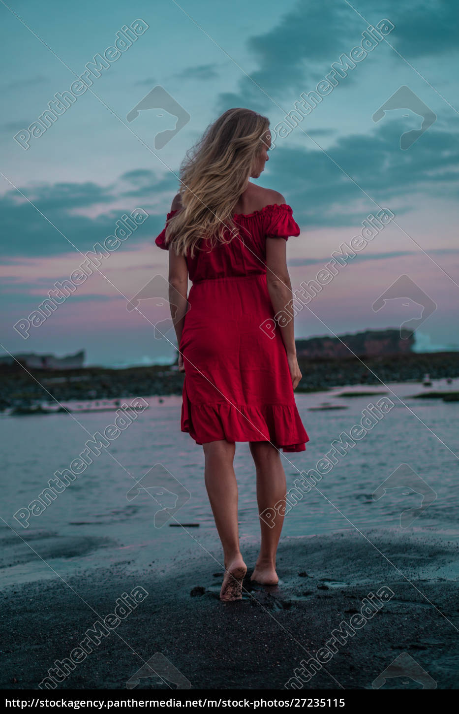 Linda mulher de vestido vermelho posando na praia - Fotos de arquivo  #27235115 | Banco de Imagens Panthermedia