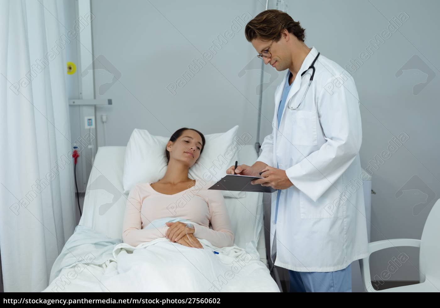 Médico do sexo masculino interagindo com paciente do - Stockphoto #27560602  | Banco de Imagens Panthermedia