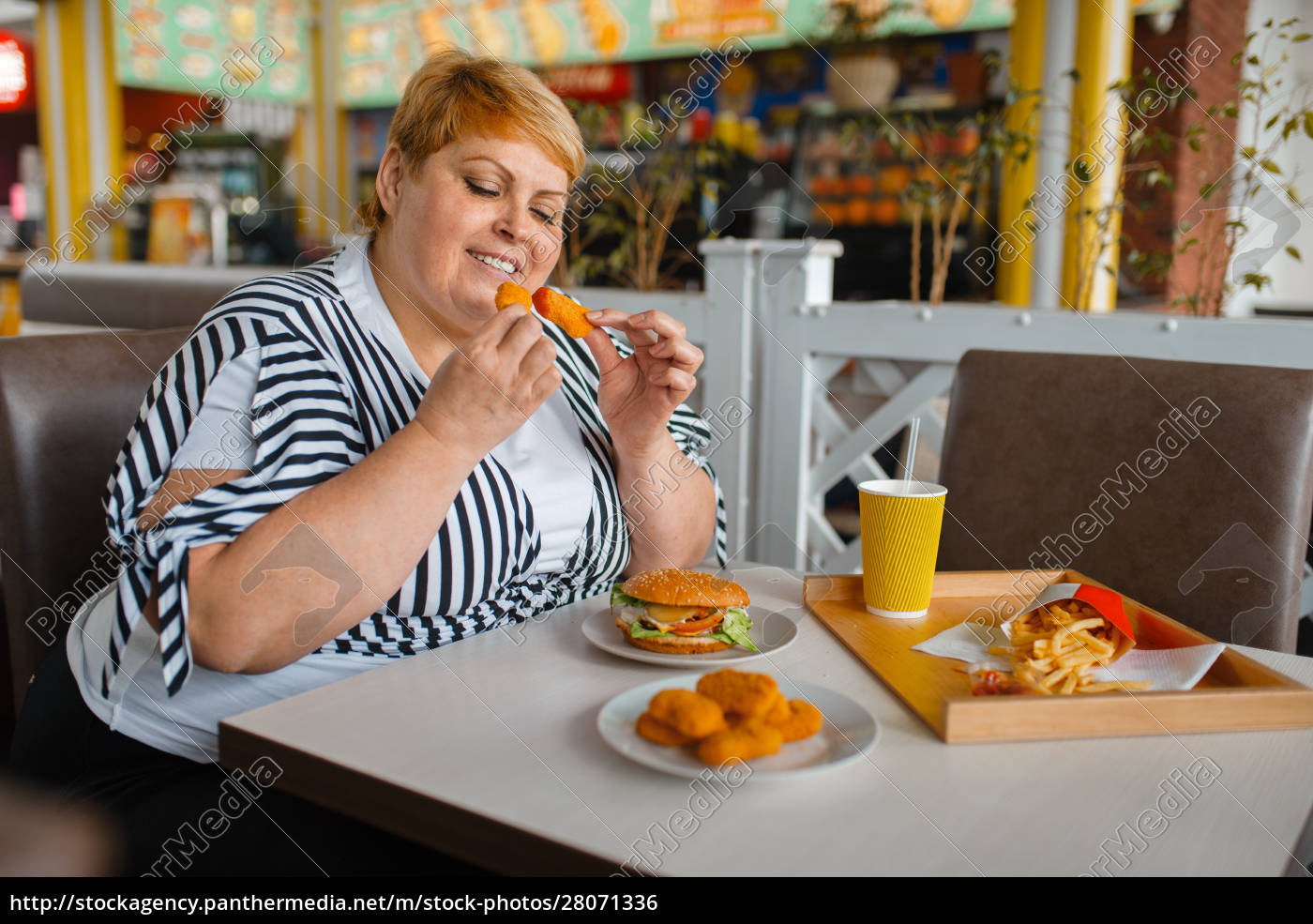 Mulher gorda comendo hambúrguer na praça de - Stockphoto #28071336 | Banco  de Imagens Panthermedia