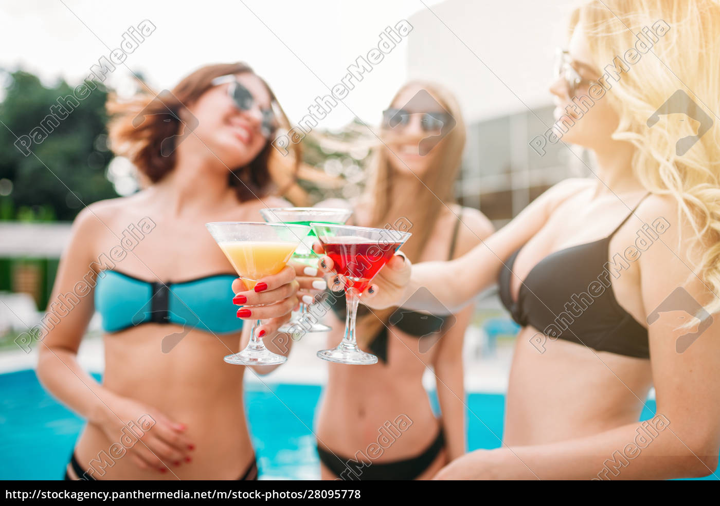 Chicas sexys con coctails cerca de la piscina swimmimg - Stockphoto  #28095778 | Agencia de stock PantherMedia