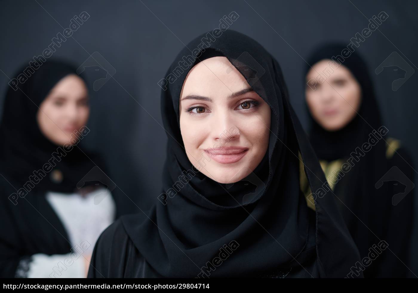 Ritratto di belle donne musulmane in vestito alla moda - Stockphoto  #29804714 | Comprate Immagini RF da Panthermedia