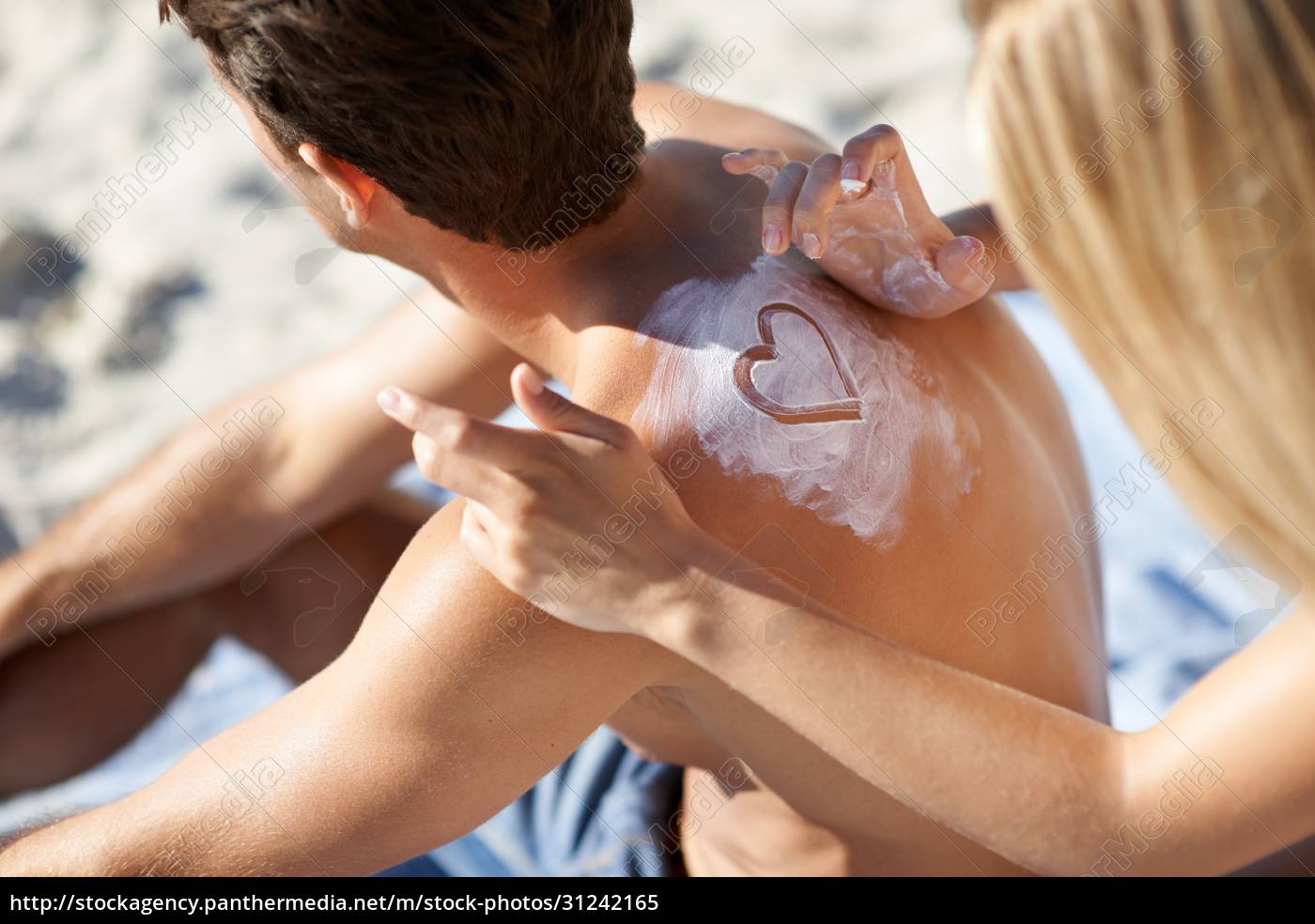 Ella muestra su amor donde puede. Una mujer joven - Stockphoto #31242165 |  Agencia de stock PantherMedia